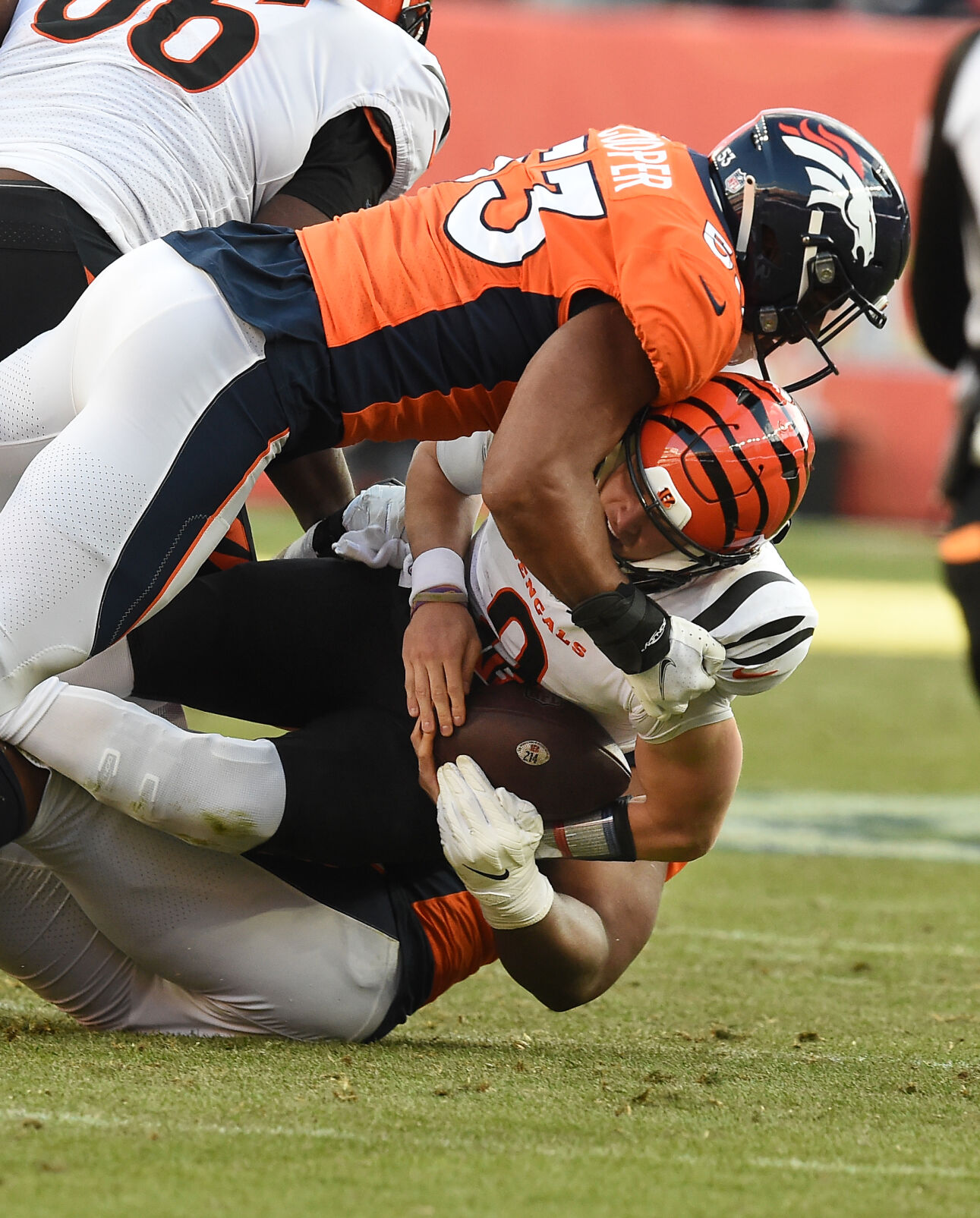 121921-s-dg-bengalsbroncos1097 .jpg